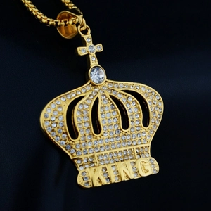 Collana con ciondolo a corona e croce dorata con strass lucidi e iscrizione KING