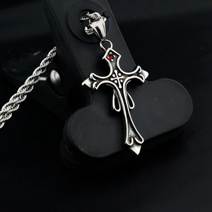 Collier croix en acier inoxydable rétro avec gemme rouge et gravure baroque texturée