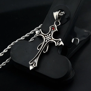 Collier croix rétro gothique avec pendentif zircon rouge et grosse chaîne torsadée