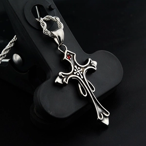 Collier croix gothique avec pierre rouge et chaîne en argent vintage vue de profil