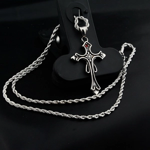 Vue détaillée du collier croix gothique vintage en acier titane avec pierre rouge