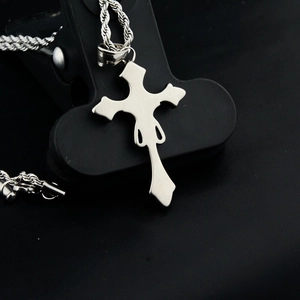 Collier rétro en acier titane avec pendentif croix argentée sur chaîne de corde mixte