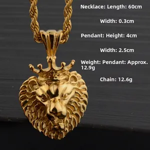 Dettaglio del ciondolo leone con corona dorata, catena da 60cm e misure precise
