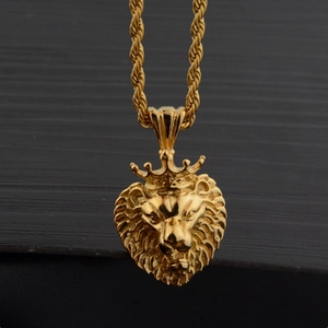 Collana in acciaio al titanio dorato con testa di leone e corona su catena a fune