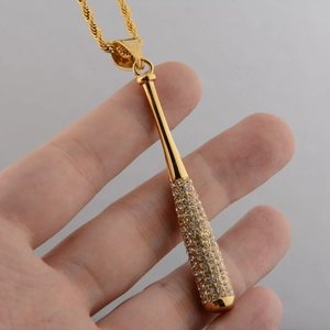 Gouden honkbalknuppel hanger ketting met glanzende steentjes en een stijlvolle twist ketting