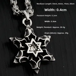 Vue macro détaillée du pendentif hexagramme hip hop avec zircon sur chaîne à os