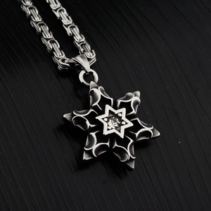 Vue macro d'un pendentif hexagramme gothique avec zircon sur chaîne byzantine