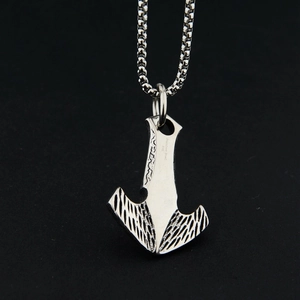 Makroaufnahme von Thors Hammer-Anhänger aus 316L Edelstahl mit feinen Gravuren