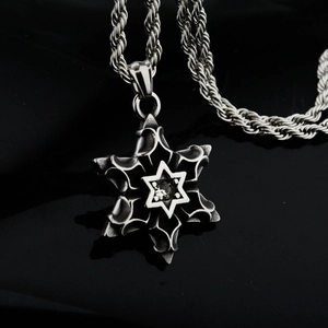 Vue macro d'un collier étoile hexagramme avec zircon sur une chaîne torsadée