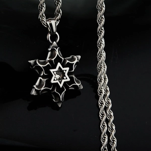 Détail du pendentif hexagramme vintage en acier inoxydable avec zircon et chaîne torsadée