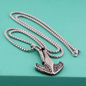 Minimalistischer Mjölnir Hammer Anhänger aus Edelstahl in Altsilber mit Rundboxkette