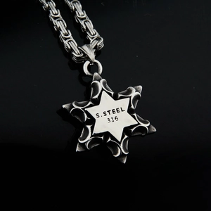 Gros plan du pendentif hexagramme en acier 316 avec chaîne byzantine et finition vintage