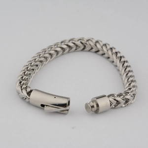 Bracelet chaîne épi en titane avec fermoir sécurisé et finition argentée durable