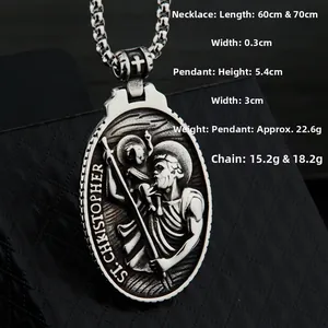 Détail du pendentif médaille Saint Christophe en argent avec chaîne box en acier inox