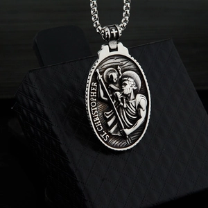 Vue macro du pendentif Saint Christophe avec relief détaillé en acier inoxydable