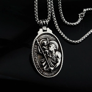 Détail de la médaille Saint-Christophe en argent vintage avec pendentif ovale sur fond noir