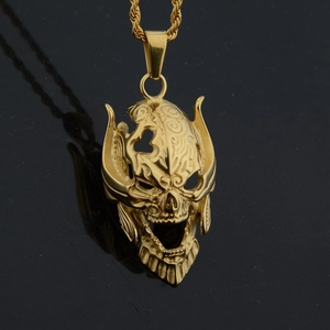 Pendentif casque de crâne plaqué or gothique avec gravure et collier de chaîne de corde torsadée