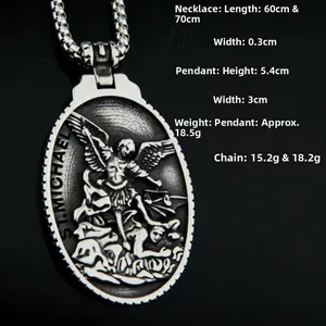 Détail macro du médaillon gaufré Archange Saint-Michel avec collier chaîne argentée