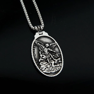 Pendentif Saint-Michel Archange en argent sur une chaîne à mailles vénitiennes