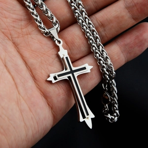 Collana con doppio ciondolo a croce in acciaio inossidabile con smalto nero e catena spiga