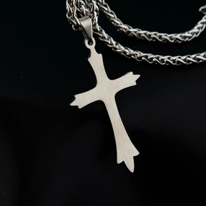 Collana con doppio ciondolo a croce in acciaio al titanio argento opaco da uomo