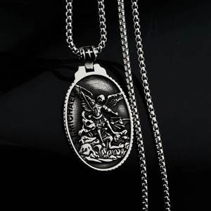 Collier avec pendentif Saint-Michel en relief style hip hop et acier inoxydable vintage