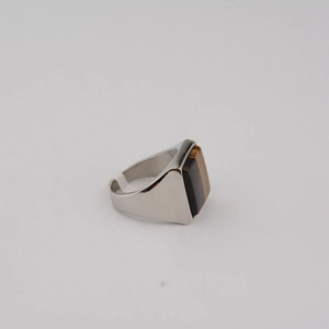 Bague carrée pour homme en acier titane avec pierre œil de tigre polie et design chic