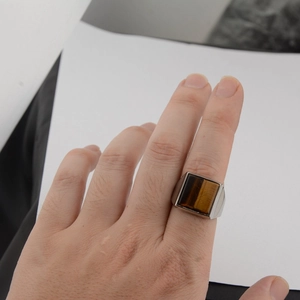 Bague pour homme en acier poli sertie d'une pierre œil de tigre carrée marron