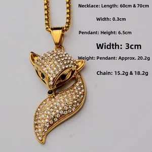 Vue macro du pendentif renard doré avec strass blancs et détails des dimensions