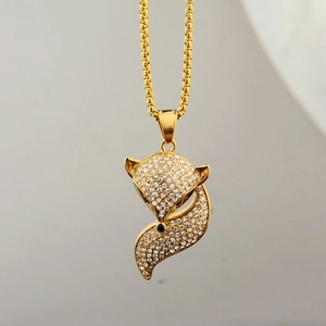 Vue détaillée du collier pendentif renard doré serti de cristaux blancs étincelants