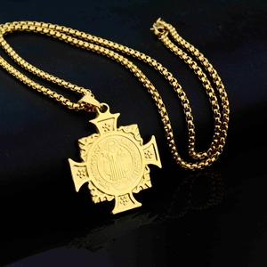 Collar colgante medallón cruz de San Benito dorado con cadena de caja pulida para unisex