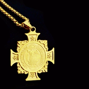 Collar de medalla de San Benito dorada con colgante de cruz y cadena de caja para unisex