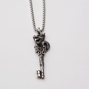 Collier Pendentif Clé Dragon Chinois en Acier Titane Rétro Hip Hop Streetwear Bijoux Unisexe Accessoire pour Hommes et Femmes
