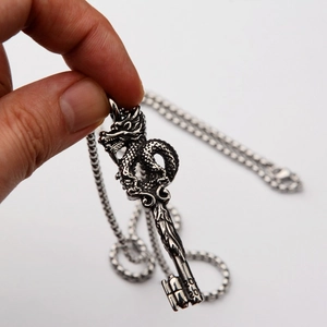 Collier pendentif clé dragon chinois rétro hip hop avec finition argent antique homme