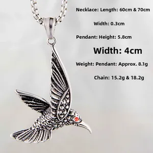 Détail macro du pendentif aigle vintage avec gemme rouge et chaîne de perles