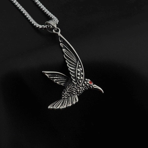 Collier hip hop avec pendentif colibri argenté, oeil en pierre rouge et chaîne box solide