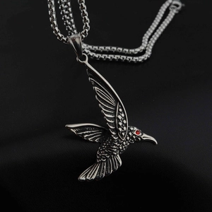 Pendentif colibri hip hop en métal argenté avec œil en rubis rouge et chaîne à mailles carrées