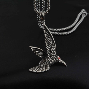 Collier avec pendentif aigle argenté vintage, œil en strass rouge et chaîne à perles