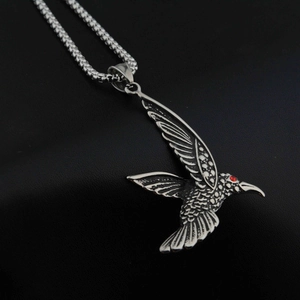 Collier Pendentif Colibri en Acier Titane Vintage Œil en Zircone Rouge Bijoux Oiseau Rétro pour Hommes Femmes Hip Hop