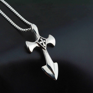 Retro Edelstahl Schwertkreuz Anhänger Halskette mit schwarzem Emblem an quadratischer Kette