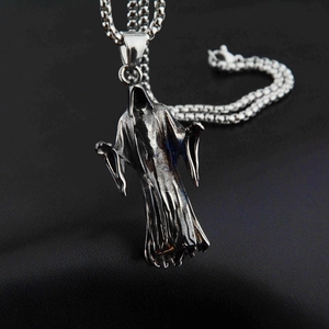Retro Magere Hein hanger ketting met vintage afwerking aan een zilveren kralenketting