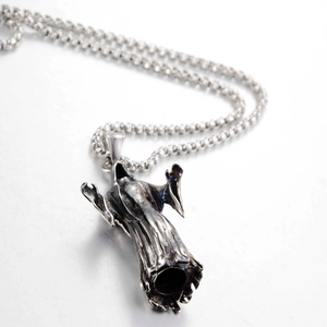 Detail van gotische grim reaper hanger met een vintage zilveren bolletjesketting
