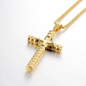 Details eines goldenen Kreuzanhängers mit Perlenkette und Vintage-Zylindermuster