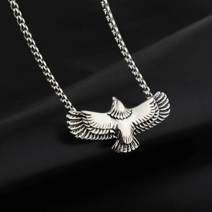Collier hip hop avec pendentif aigle en argent sur fond de cuir noir texturé élégant