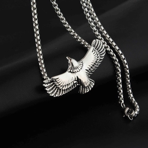 Collier pendentif aigle hip hop avec finition argent vintage et chaîne box pour hommes