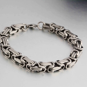Pulsera de cadena bizantina en acero de titanio plateado pulido con cierre de langosta