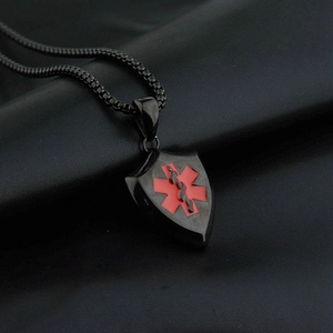Medizinische Halskette aus schwarzem Edelstahl mit rotem Star of Life Anhänger