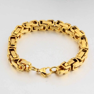 Vue détaillée d'un bracelet en acier titane doré avec maillons carrés et fermoir