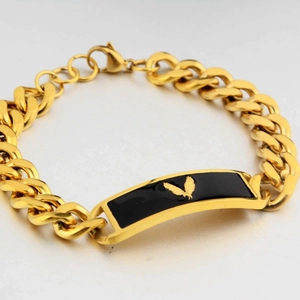 Cuban link bracelet in gold-plated steel featuring a black enamel plate with eagle emblem