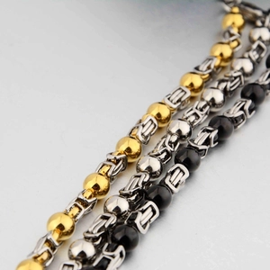 Dettaglio di tre bracciali bizantini a strati con finiture in oro, argento e nero metallizzato